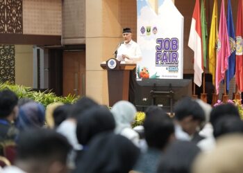 Gubernur saat membuka Job Fair di Auditorium UNP, Selasa (7/5/2024).