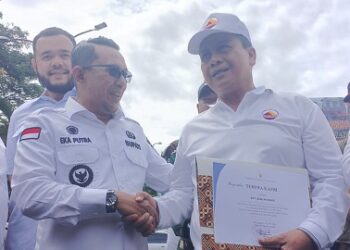 Bupati Tanah Datar Eka Putra saat menerima bantuan dari DPP Gebu Minang untuk masyarakat terdampak bencana galodo.