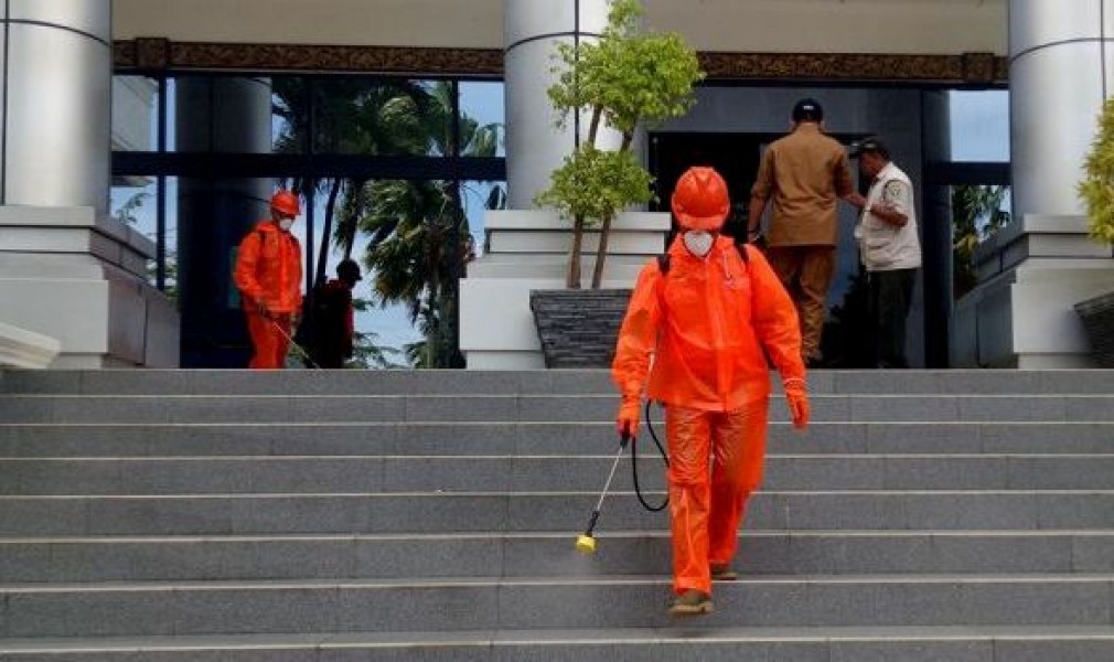 Petugas BPBD Sumbar melakukan penyemprotan disinfektan di Gedung DPRD Provinsi pada saat pademi Covid-19 lalu. IST