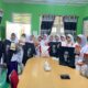 Sejumlah siswa SMK Kesehatan Genus mendapatkan hadiah dari Presiden Jokowi. IST