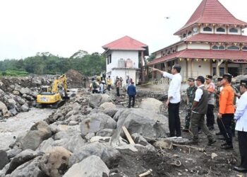 Presiden Jokowi saat meninjau lokasi terdampak galodo di Kabupaten Agam. IST