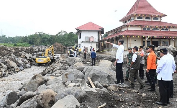 Presiden Jokowi saat meninjau lokasi terdampak galodo di Kabupaten Agam. IST
