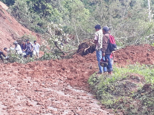 Material longsor menutupi badan jalan Malalak, Minggu (12/5/2024). IST