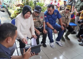 Mensos Risma saat mengunjungi pos pengungsian warga terdampak banjir bandan di Kelurahan Pasar Usang Kota Padang Panjang, Kamis (16/5).