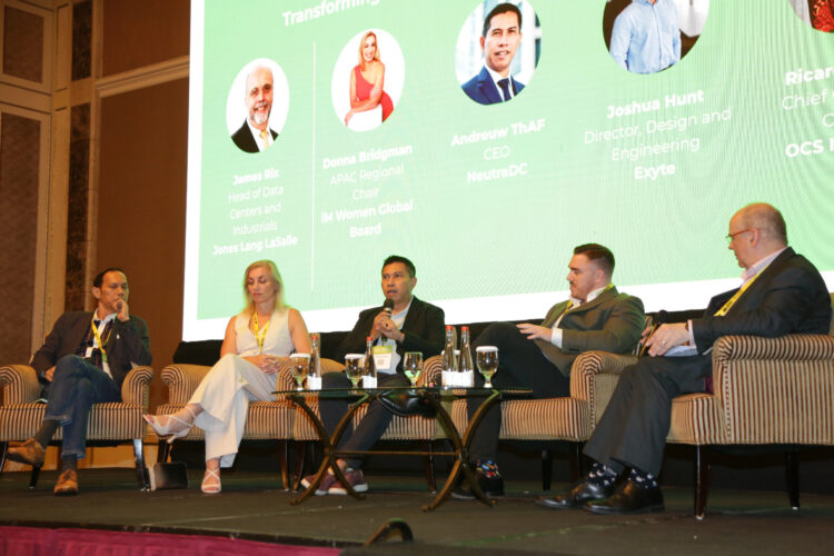CEO NeutraDC, Andreuw Thonilus Albert (tengah) saat menjadi panelist salah satu sesi panel discussion dalam gelaran Indonesia Cloud & Datacenter Convention (ICDC) 2024 di Jakarta, Kamis, 16 Mei 2024. (Foto: Dok. Istimewa)