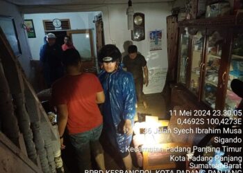 Material banjir masuk hingga rumah warga di Kota Padang Panjang. IST