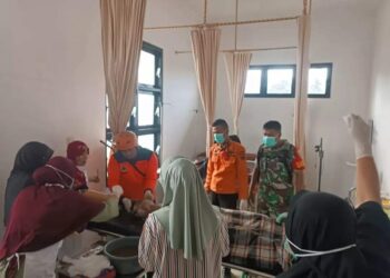 BPBD mengevakuasi korban banjir di Kabupaten Padang Pariaman. IST