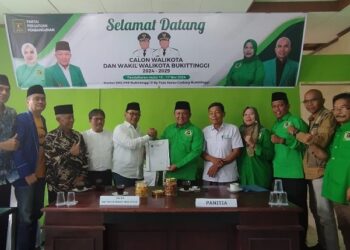 Mantan Wako Bukittinggi Ramlan Nurmatias didampingi Sekretaris Demokrat Bukittinggi Yerry Amiruddin beserta pengurus Demokrat lainnya saat menyerahkan berkas pendaftaran bakal calon Pilwako ke PPP. IST