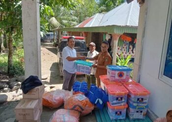 Badang Penanggulangan Bencana Kabupaten Padang Pariaman menyalurkan bantuan logistik kepada korban banjir di korong Piliang