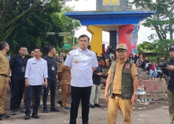 Bupati Dharmasraya Sutan Riska saat meninjau lokasi bencana banjir di Tanah Datar, Senin (13/5/2024).