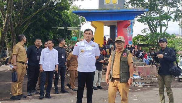 Bupati Dharmasraya Sutan Riska saat meninjau lokasi bencana banjir di Tanah Datar, Senin (13/5/2024).