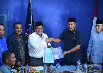 Suhatri Bur saat menyerahkan berkas pencalonan diri sebagai calon bupati Padang Pariaman kepada Partai Nasdem, Senin (6/5)