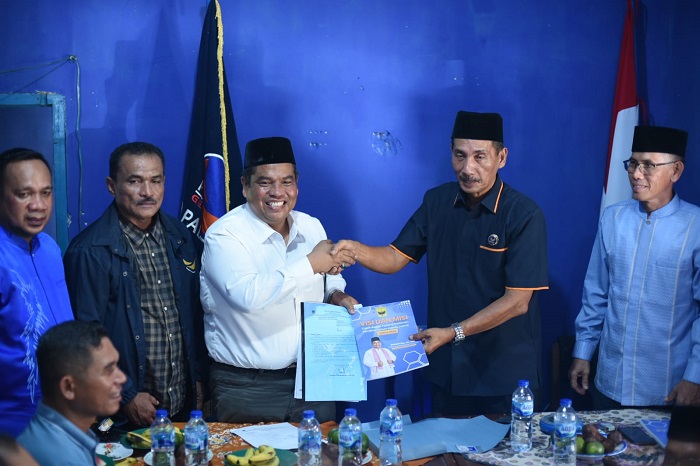 Suhatri Bur saat menyerahkan berkas pencalonan diri sebagai calon bupati Padang Pariaman kepada Partai Nasdem, Senin (6/5)