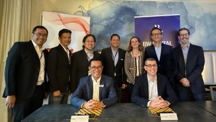 Chief Executive Officer Telin, Budi Satria Dharma Purba (baris depan, kiri) dan Chief Executive Officer BW Digital, Ludovic Hutier (baris depan kanan) beserta jajaran Telin & BW Digital usai penandatanganan nota kesepahaman (MoU) untuk pengembangan dan pembangunan bersama Sistem Komunikasi Kabel Laut (SKKL) Hawaiki Nui 1 di Washington DC saat event International Telecoms Week 2024. IST