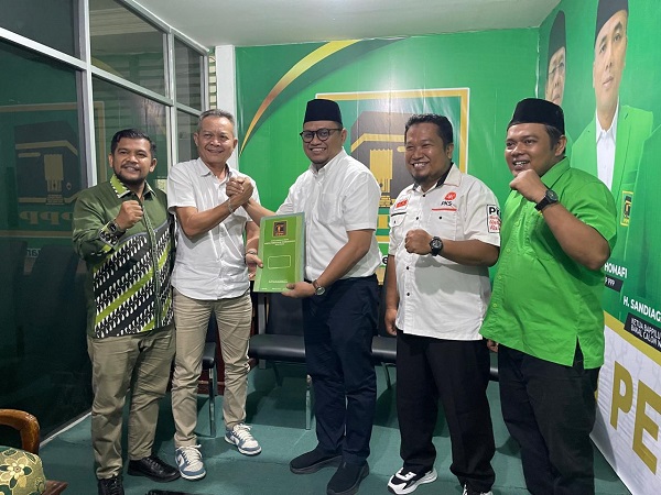 Kader PKS Muhammad Iqbal mendaftar kepada PPP untuk maju dalam Pemilihan Walikota atau Pilwako Padang 2024. 