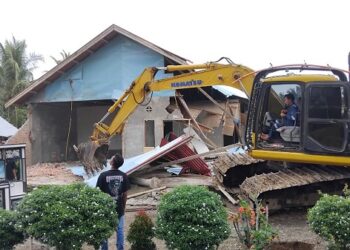 Sejumlah bangunan di Jalan By Pass, Kampung Gadang, Kecamatan Pariaman Timur, Kota Pariaman dieksekusi Pengadilan Negeri Pariaman, Rabu (22/5) lataran berada di lahan sengketa tanah pusako. MITA