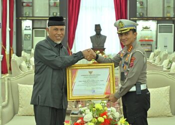 Gubernur Sumbar. Mahyeldi saat menyerahkan penghargaan kepada Dirlantas Polda Sumbar, Kombes Pol Dwi Nur Setiawan di Istana Gubernuran Sumbar, Selasa (4/06) kemarin.
