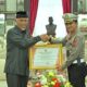 Gubernur Sumbar. Mahyeldi saat menyerahkan penghargaan kepada Dirlantas Polda Sumbar, Kombes Pol Dwi Nur Setiawan di Istana Gubernuran Sumbar, Selasa (4/06) kemarin.