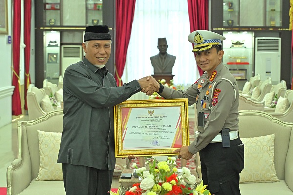 Gubernur Sumbar. Mahyeldi saat menyerahkan penghargaan kepada Dirlantas Polda Sumbar, Kombes Pol Dwi Nur Setiawan di Istana Gubernuran Sumbar, Selasa (4/06) kemarin.