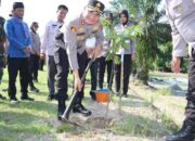 Polres Agam Tanam Ratusan Bibit Pohon di Bantaran Sungai