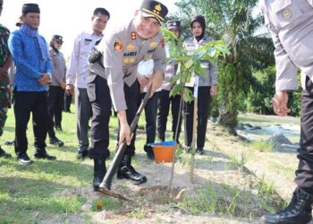 Polres Agam tanami ratusan bibit pohon di Lubuk larangan Objek Wisata Garuda Mas, Bantaran sungai Batang Kalulutan Jorong Batu Hampar Nagari Manggopoh