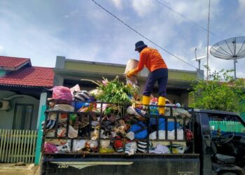 Petugas sampah dari DLH mengambil sampah warga Jorong Seberang Mimpi.maryadi