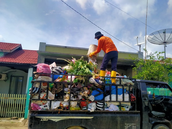 Petugas sampah dari DLH mengambil sampah warga Jorong Seberang Mimpi.maryadi