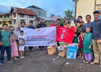 GMNI Sumbar menyerahkan bantuan kemanusian berupa perlengkapan sekolah kepada anak-anak korban Galodo Marapi di Kabupaten Agam.