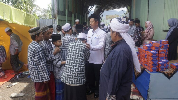 Wakil Bupati Risnawanto bersama santri Pondok Pesantren Salafiyah Baitur Rafki As Sa'diyah, Minggu (9/6). Osniwati