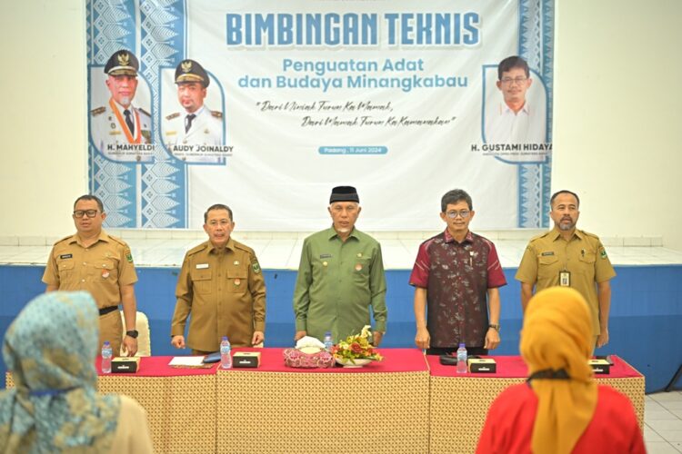 Gubernur Sumbar, Mahyeldi Ansharullah saat membuka secara resmi Bimtek Penguatan Adat dan Budaya Minangkabau, di Museum Adityawarman, Selasa (11/6). IST