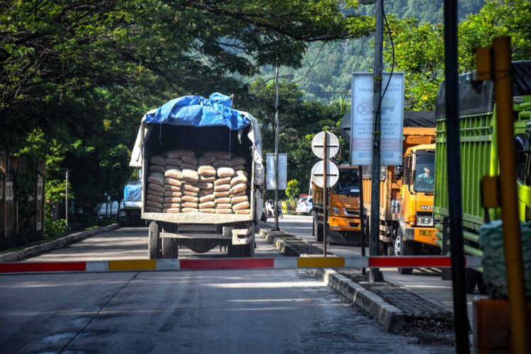 Banjir bandang tak mengganggu jalur pasokan PT Semen Padanng. IST