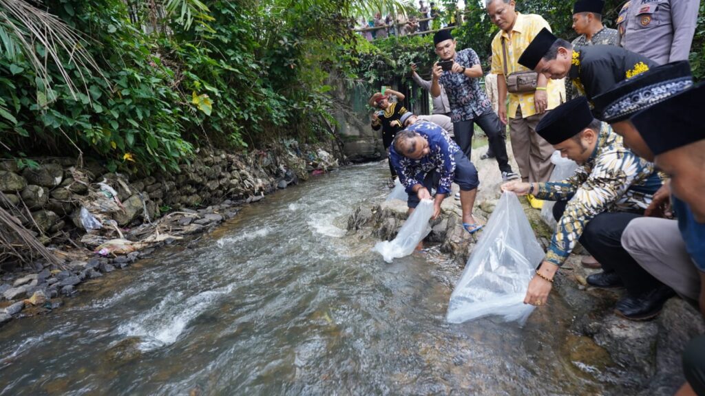 Bupati Sijunjung Benny Dwifa Yuswir, S. STP, M.Si tebar 10 ribu ekor benih ikan nila di Sungai Batang Langki Jorong Koto Nagari Langki Kecamatan Tanjung Gadang, Jumat (21/6/2024)