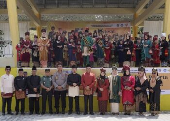 Pemukulan gandang tambua menandai pembukaan Festival Bundo Kanduang di Ruang Terbuka Hijau Mahkota Berlian Kawasan Bukik Limau Sarilamak.