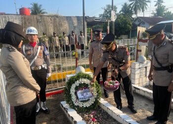 Menyambutn HUT Bhayangkara ke-78, Kepolisian Resor Padang Pariaman gelar upacara dan ziarah tabur bunga di makam pahlawan
