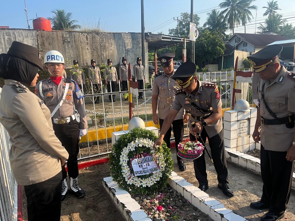 Menyambutn HUT Bhayangkara ke-78, Kepolisian Resor Padang Pariaman gelar upacara dan ziarah tabur bunga di makam pahlawan