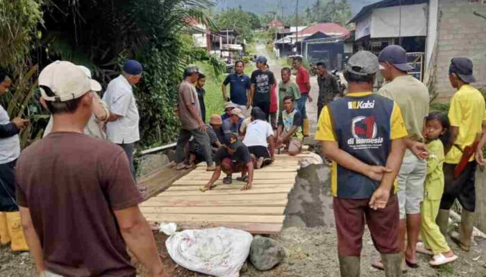 Jembatan Penghubung Nagari Putus, Masyarakat Pekonina Gotong Royong Buat Jembatan Alternatif