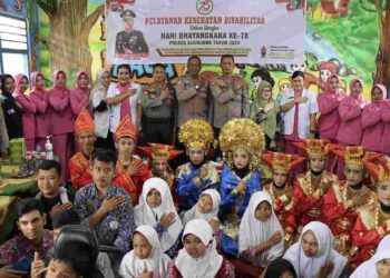 Kabagops Polres Sijunjung Kompol Nahri Syukra beserta PJU polres Sijunjung menggelar bakti kesehatan bagi penyandang disabilitas, Kamis (20/6) di SLB Negeri 1 Muaro Sijunjung dalam rangka menyambut Hari Bhayangkara ke 78 tahun 2024.