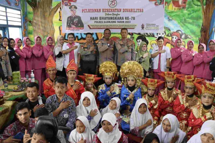 Kabagops Polres Sijunjung Kompol Nahri Syukra beserta PJU polres Sijunjung menggelar bakti kesehatan bagi penyandang disabilitas, Kamis (20/6) di SLB Negeri 1 Muaro Sijunjung dalam rangka menyambut Hari Bhayangkara ke 78 tahun 2024.