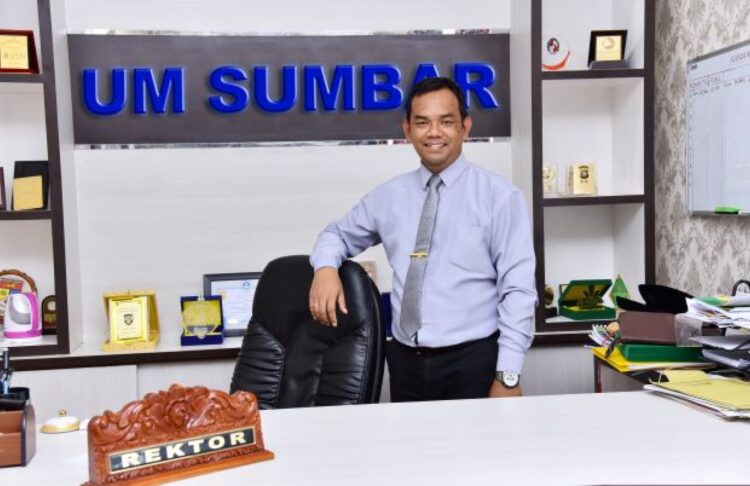 Rektor UM. Sumbar, Dr. Riki Saputra, MA.