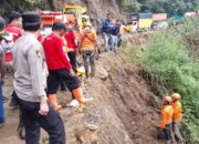 Semen Padang Turunkan TRC dan Loader Bebaskan Sitinjau Lauik dari Longsor