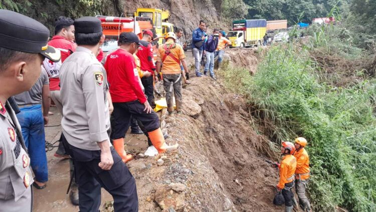 TRC Semen Padang membersihkan material longsor di Sitinjau Lauik. IST