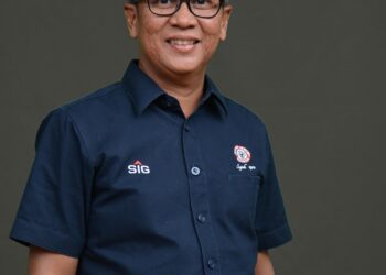 Dirut Semen Padang Raih Penghargaan TOP Leader On CSR Commitment