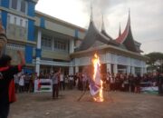Mahasiswa Politeknik Pertanian Negeri Payakumbuh Bakar Spanduk Bergambar Bendera Israel