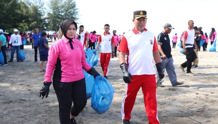 Sambut Hari Bhayangkara Ke-78, Polres Pasaman Barat Gelar Bakti Sosial Bersih Pantai Muaro Sasak
