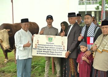 Gubernur Sumatera Barat Mahyeldi Ansharullah menyerahkan sapi qurban bantuan Presiden Joko Widodo kepada pengurus Masjid Raya Sumbar.