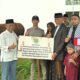 Gubernur Sumatera Barat Mahyeldi Ansharullah menyerahkan sapi qurban bantuan Presiden Joko Widodo kepada pengurus Masjid Raya Sumbar.