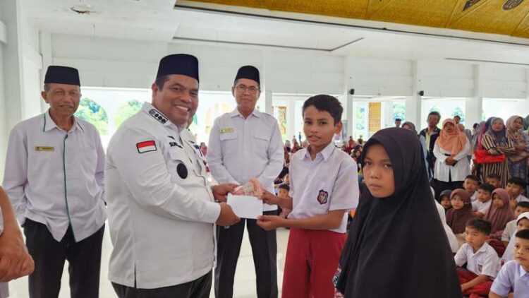 Penyerahan secara simbolis oleh Bupati Padang Pariaman didampingi Kabag Kesra Mirwan Karni, Kabag Prokopim Anton Wira Tanjung dan Plt Ketua Baznas Zuherman di Masjid Raya Padang Pariaman, Rabu (19/6).ALDI