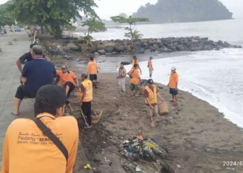 DLH Bersihkan Pantai Padang