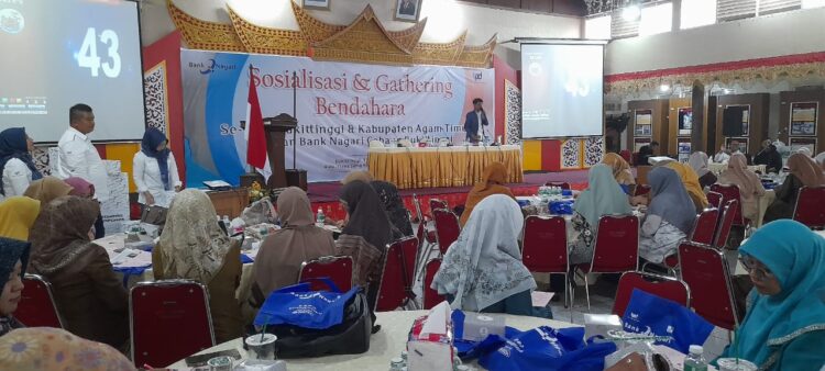 Para bendaharawan se-Bukittinggi dan Agam Timur mengikuti hiburan kim yang digelar Bank Nagari Cabang Bukittinggi, Selasa (11/6). YURSIL