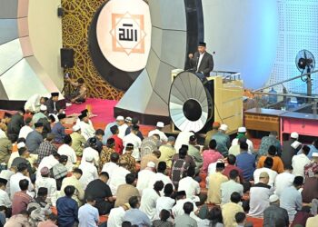 Ribuan masyarakat mengikuti ibadah berjamaah Salat Hari Raya Iduladha 1445 H di Masjid Raya Sumbar, Senin (17/06/2024)